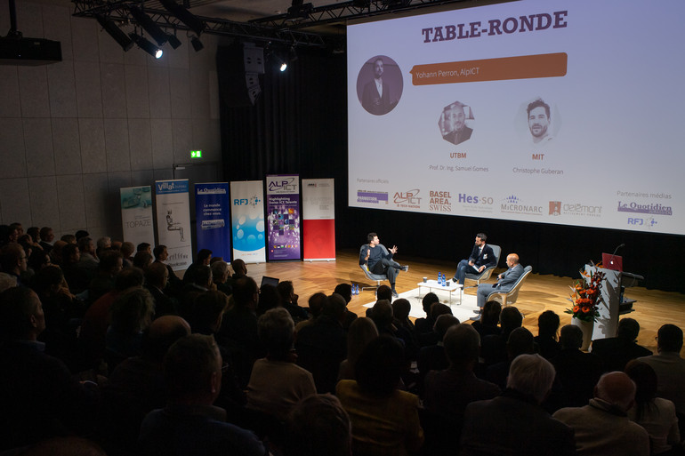 Table ronde et salle comble pour la dernière édition du BIMO Forum 2019 © Photo : Claude Gindrat 